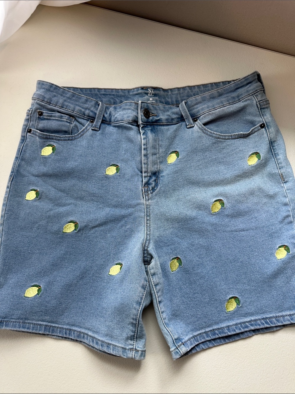 New York & Company Light Blue Denim Shorts with Lemon Embroidered Motif sz 18